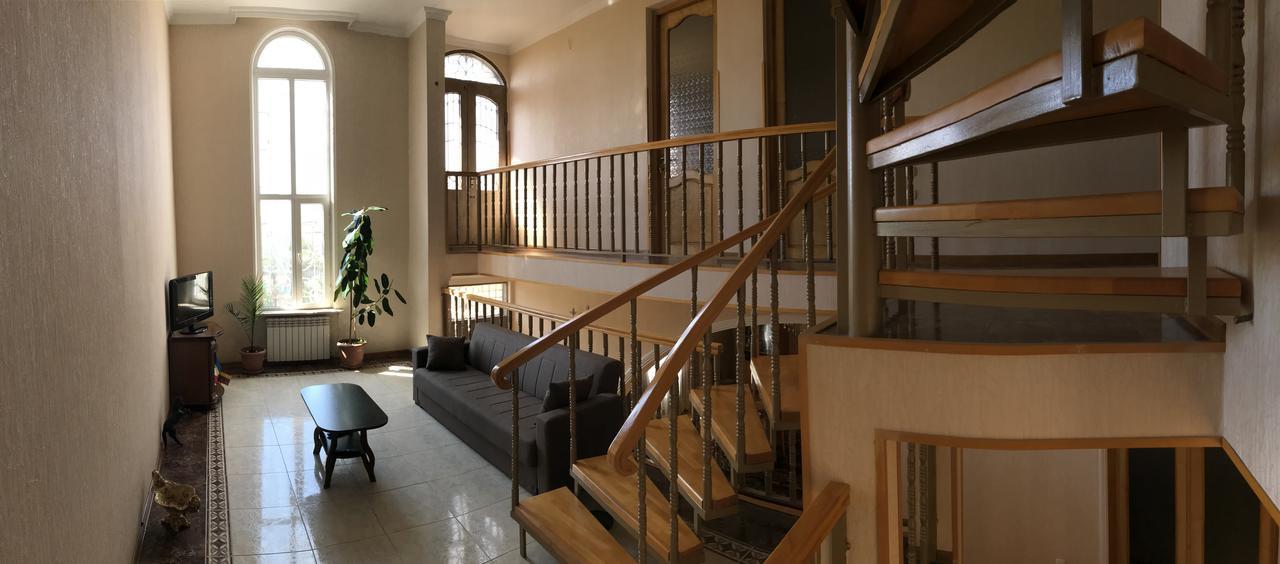 Bajo Guest House クタイシ エクステリア 写真