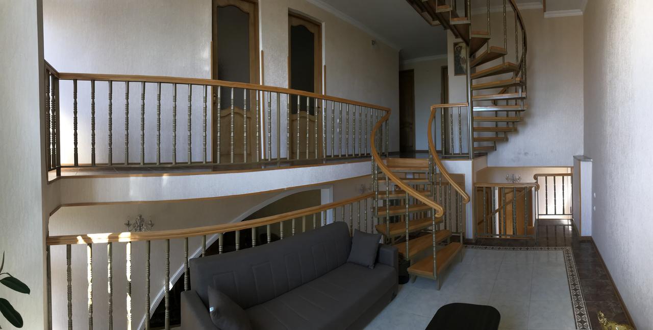 Bajo Guest House クタイシ エクステリア 写真
