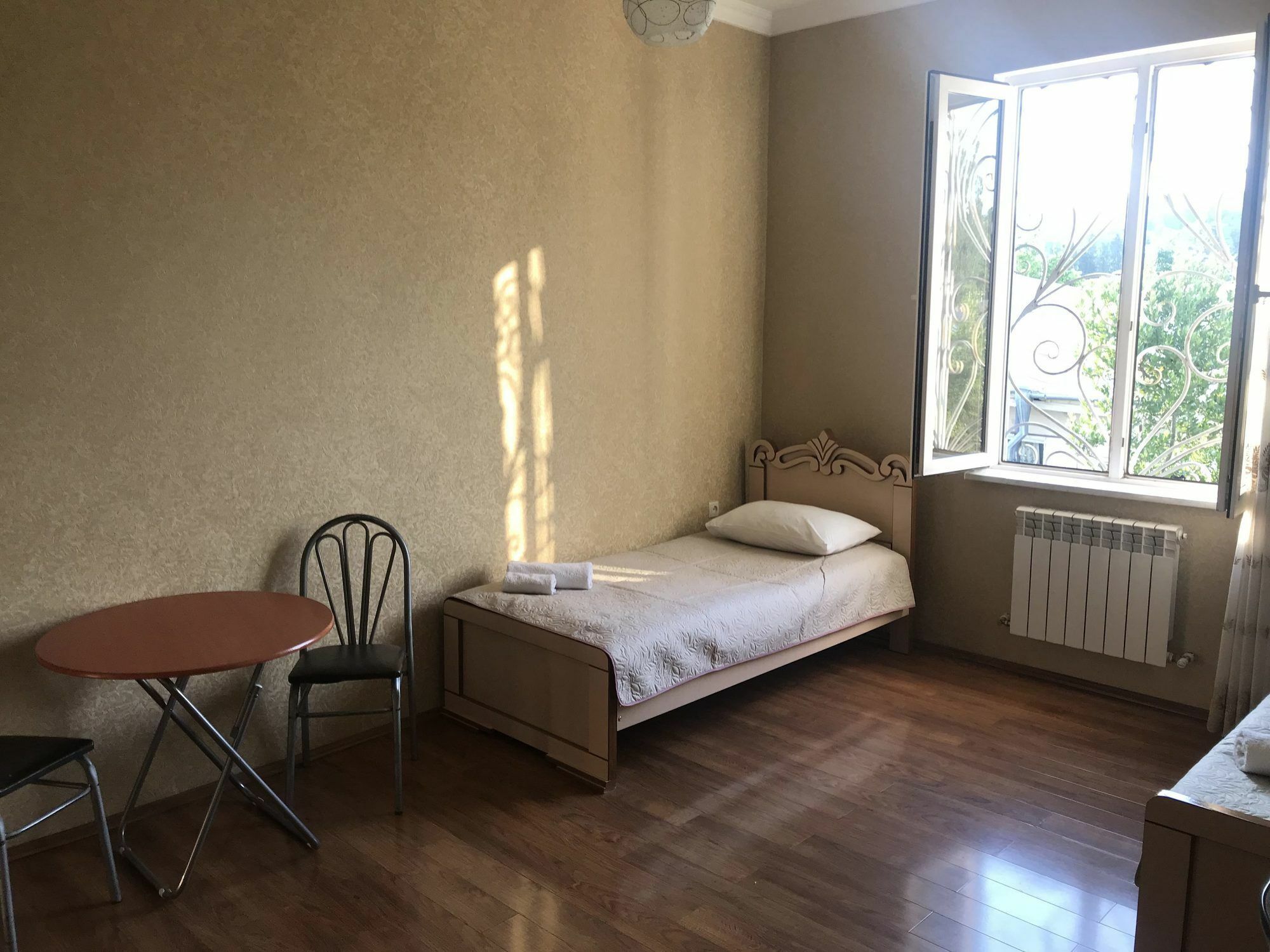 Bajo Guest House クタイシ エクステリア 写真